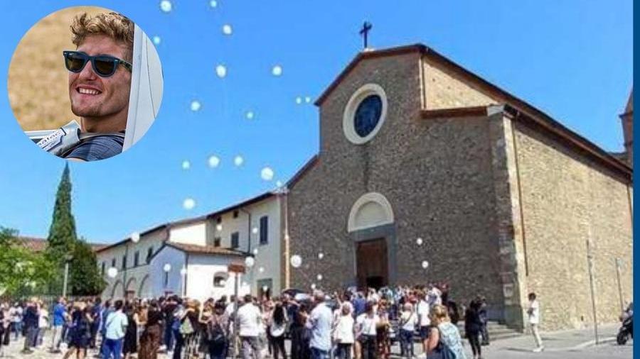 Il volo dei palloncini al termine del funerale; nel riquadro la vittima 20enne