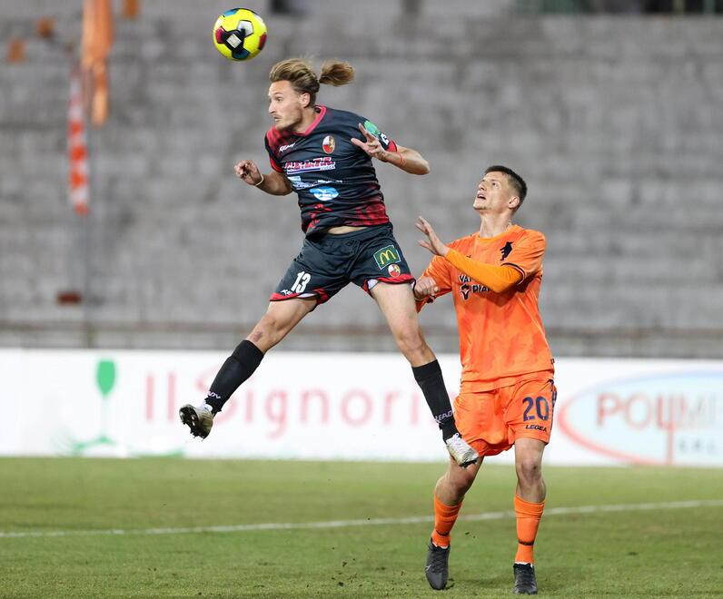 Bellich in elevazione anticipa Pinzauti durante il derby dello scorso dicembre tra Lucchese e Pistoiese. Il nome del difensore rossonero è tra quelli che si trovano nella colonne delle cessioni: andrà al Vicenza