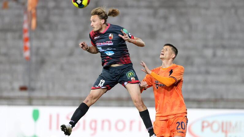 Bellich in elevazione anticipa Pinzauti durante il derby dello scorso dicembre tra Lucchese e Pistoiese. Il nome del difensore rossonero è tra quelli che si trovano nella colonne delle cessioni: andrà al Vicenza