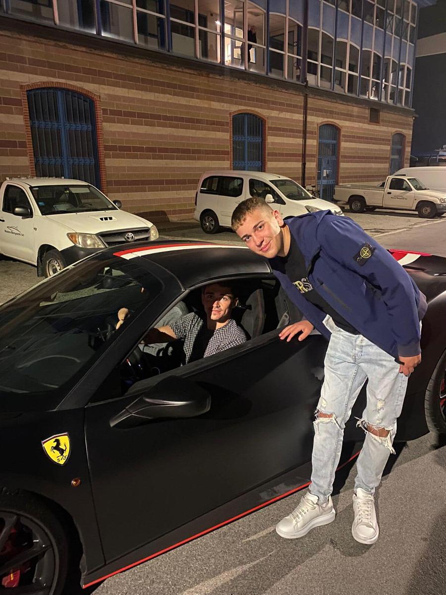 
	Charles Leclerc, pilota della Ferrari, immortalato da un tifoso durante la visita a Viareggio che gli &egrave; costata un orologio Richard Mille

