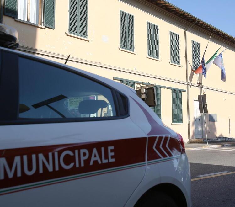 Scandalo alla polizia municipale: il Comune di Montecatini sospende gli agenti e cerca un comandante