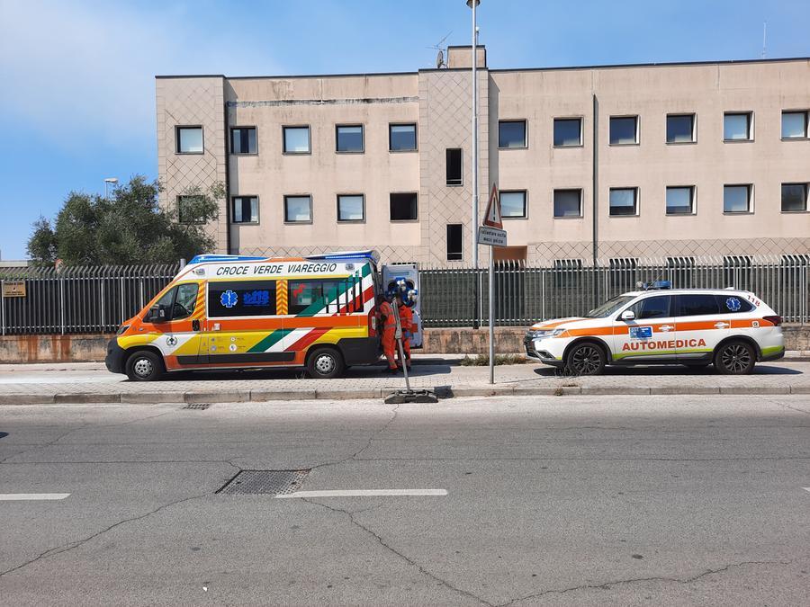 Si dà fuoco per protesta davanti al commissariato di Viareggio: è gravissimo 