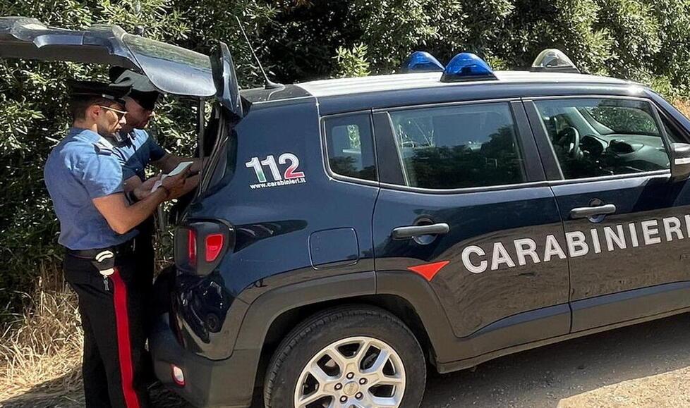 Ruba nelle auto alla sagra e aggredisce chi lo aveva visto 