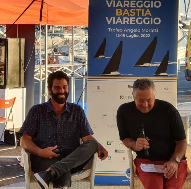 Il surfista Hugo Vau (a sinistra) con il giornalista Fabio Pozzo