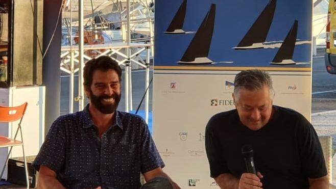 Il surfista Hugo Vau (a sinistra) con il giornalista Fabio Pozzo