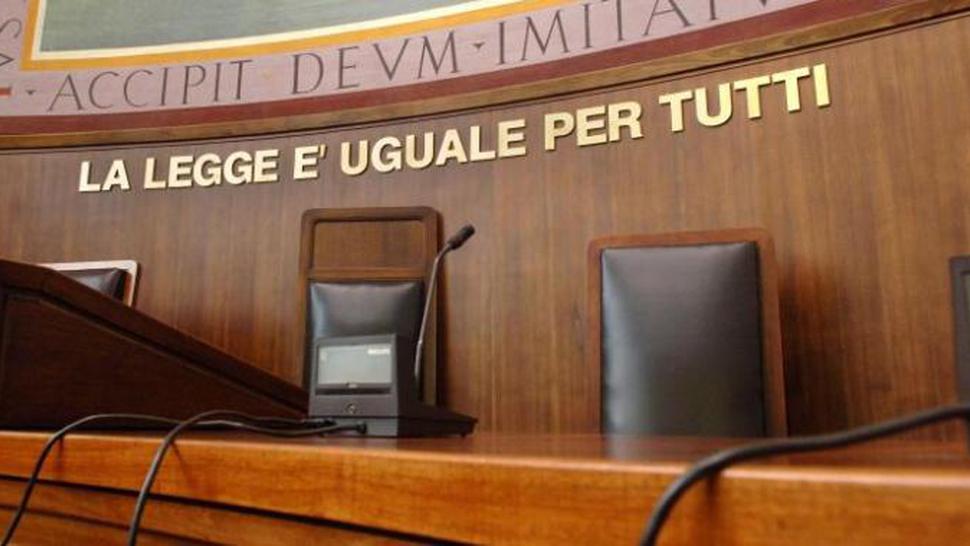 Ragazzina palpeggiata dal patrigno dopo il ricatto a sfondo sessuale