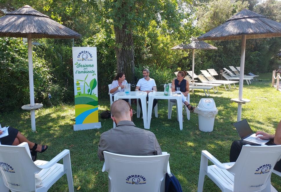 Arredi green nelle spiagge con Revet e Sammontana
