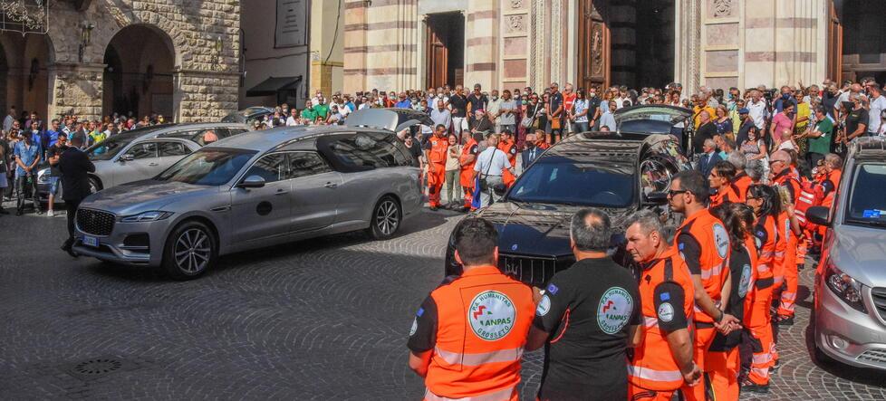 Strage di ciclisti. La città si ferma per il commosso addio in Duomo 
