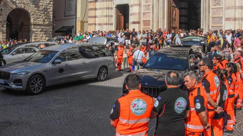 Strage di ciclisti. La città si ferma per il commosso addio in Duomo