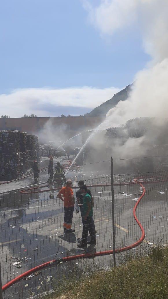 
	Le operazioni di spegnimento dell'incendio alla cartiera di Borgo a Mozzano&nbsp;

