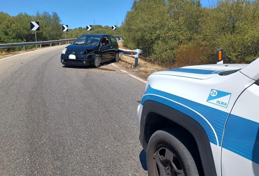 Sbatte con l’auto sul guard rail della Olbia-Sassari: in ospedale la conducente
