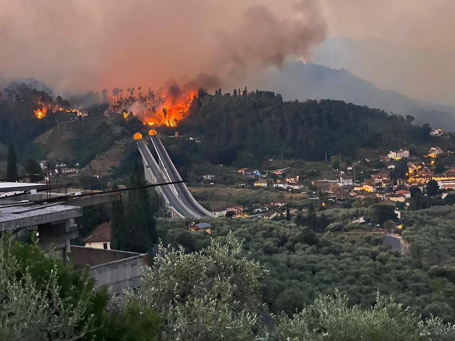 In fumo oltre 400 ettari a Massarosa, 100 sfollati, strade bloccate: “Incendio fuori controllo”