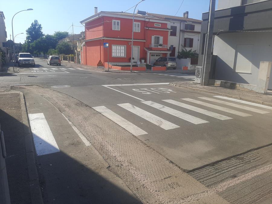 Oristano, segnaletica rifatta e subito danneggiata in via Campania