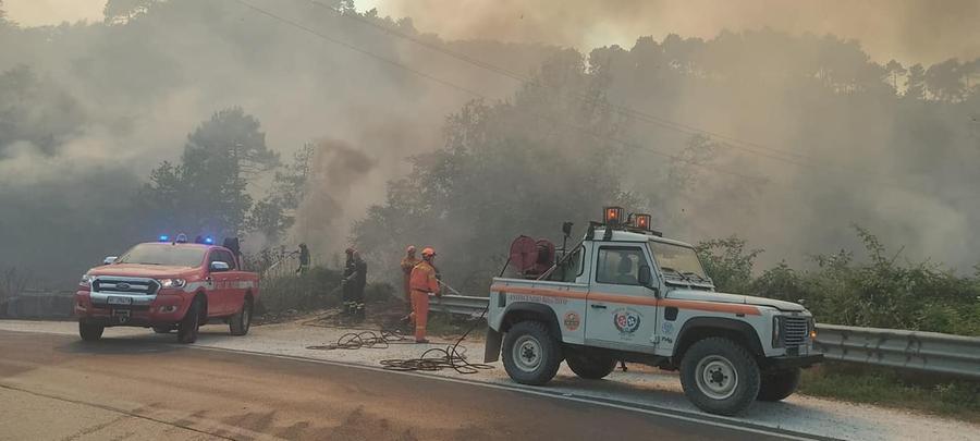Incendio a Filettole: difficili le operazioni per spegnerlo