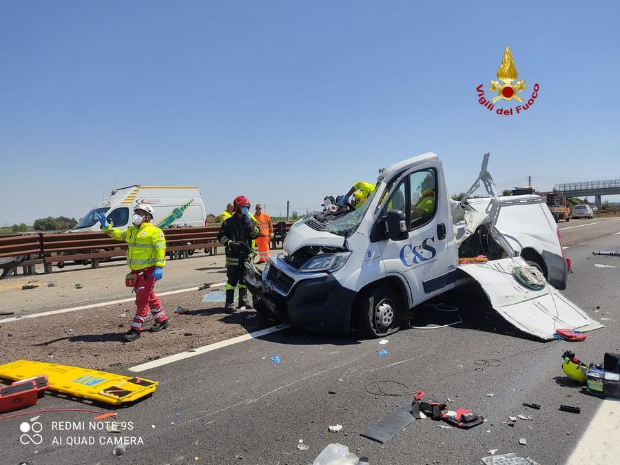 Schianto tra un Tir e un furgone sull’A22