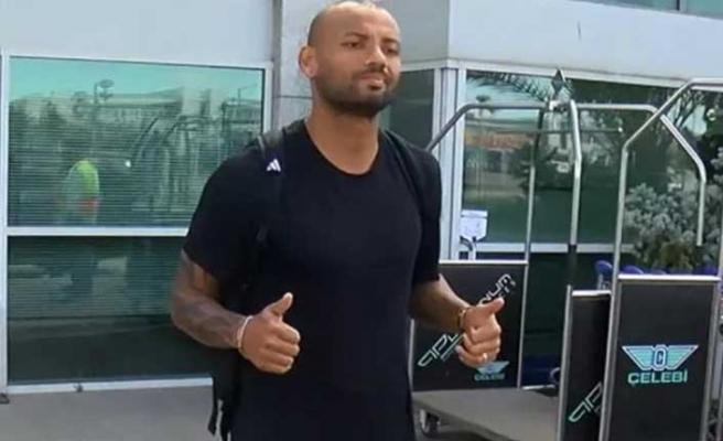 
	Joao Pedro al suo arrivo a Istanbul

