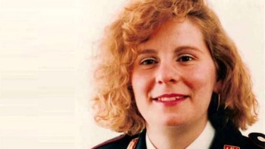
	Emanuela Loi fu fra le prime donne poliziotto adibite in Italia al servizio scorte, fu la prima agente donna della Polizia di Stato a restare uccisa in servizio. Aveva 25 anni

