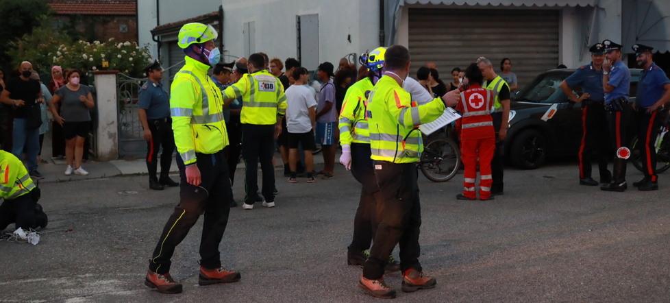 Rogo a Novi, si aggrava il bilancio: 17 feriti e una famiglia all’ospedale