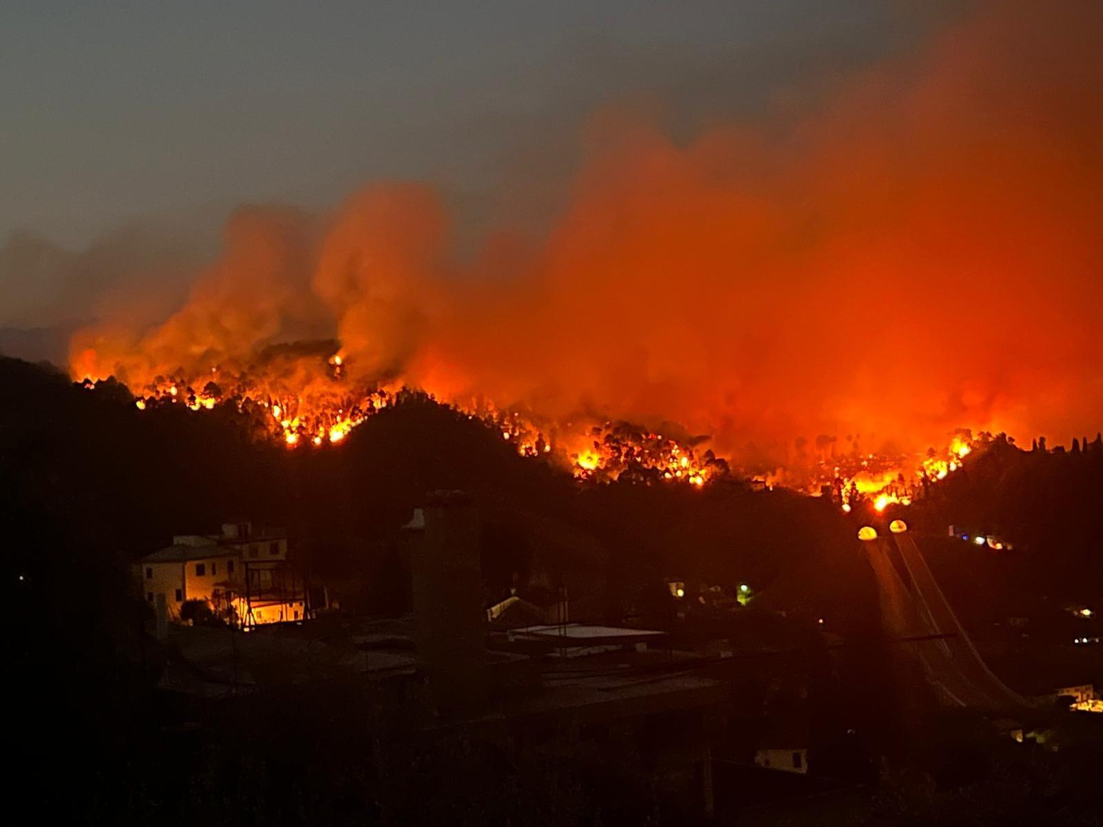 L'impressionante muore di fuoco a Massarosa