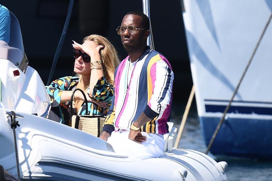 
	Adele con il fidanzato Rich Paul sul gommone a Puntaldia (foto Frezza/La Fata)

