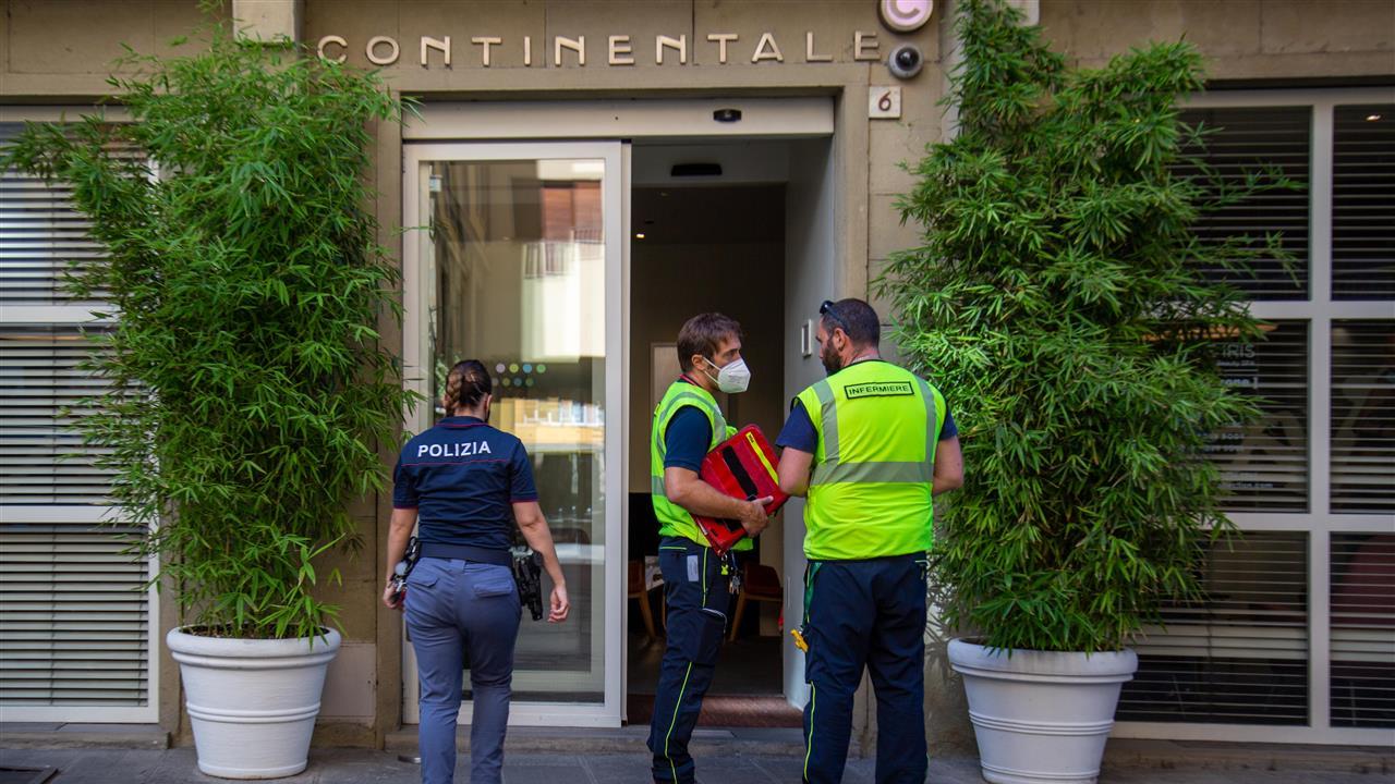 Sesso estremo in hotel, il compagno l’ha pestata in faccia. La donna ai medici: «Io non volevo farlo»