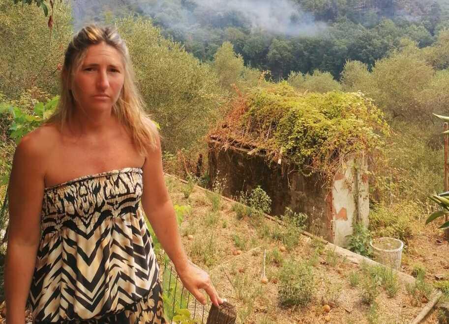 Inferno in Versilia, le lacrime di Debora: «Scappata di notte in mezzo alle fiamme con l’urna di papà» 