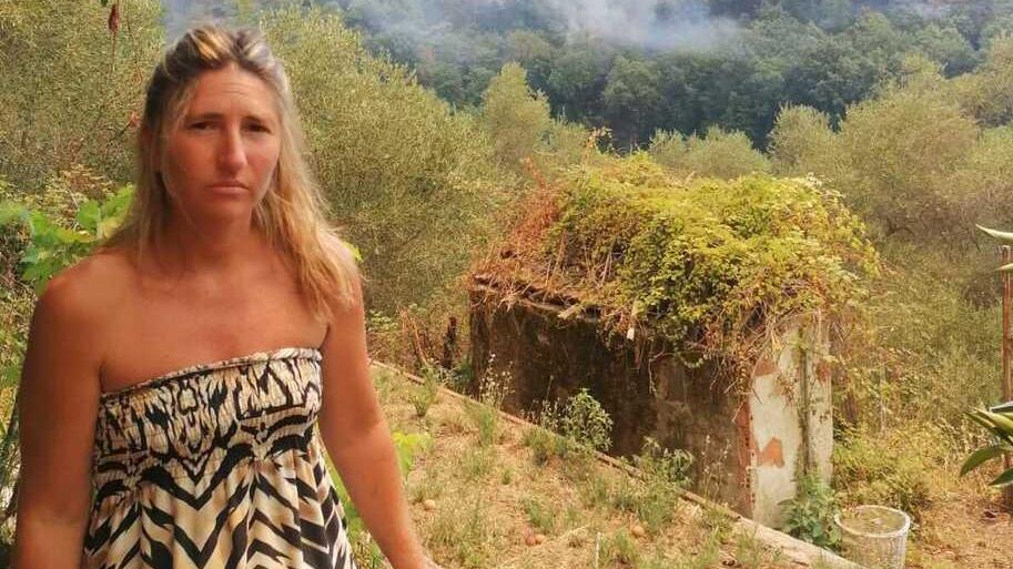 Inferno in Versilia, le lacrime di Debora: «Scappata di notte in mezzo alle fiamme con l’urna di papà»