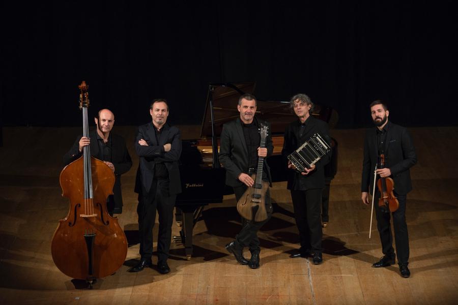 
	L'ensemble protagonista dello spettacolo odierno a San Teodoro

