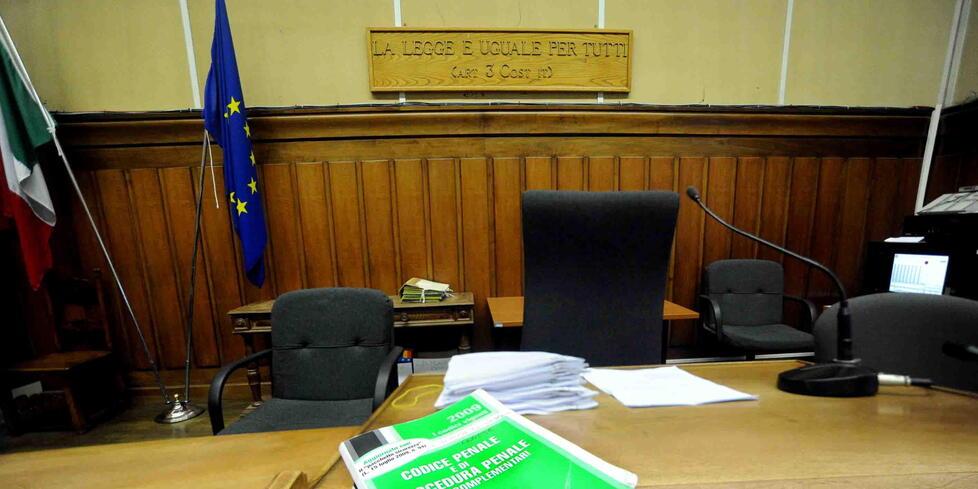 La picchia davanti ai figli e la manda al pronto soccorso: professionista a processo