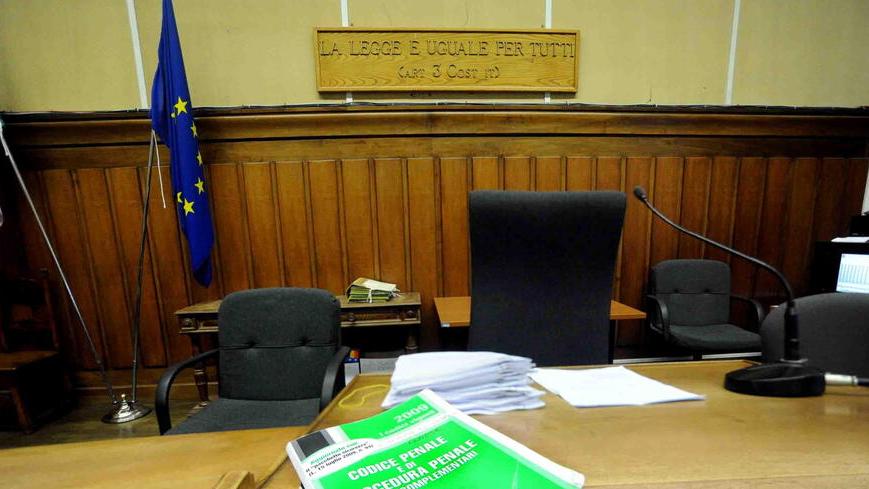 La picchia davanti ai figli e la manda al pronto soccorso: professionista a processo