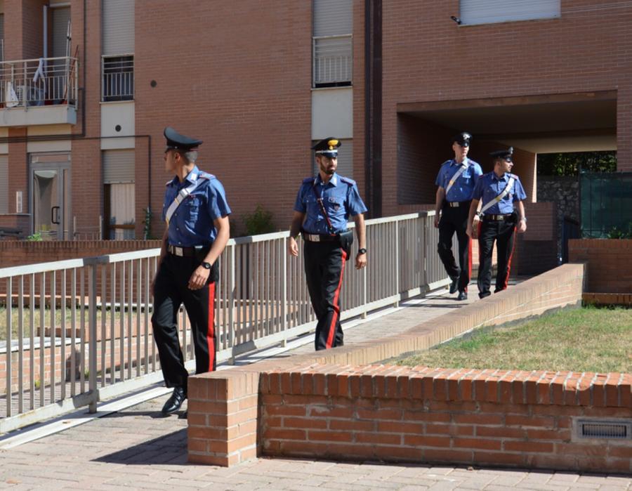 Siliqua, lancia mobili e suppellettili contro il nonno: arrestato