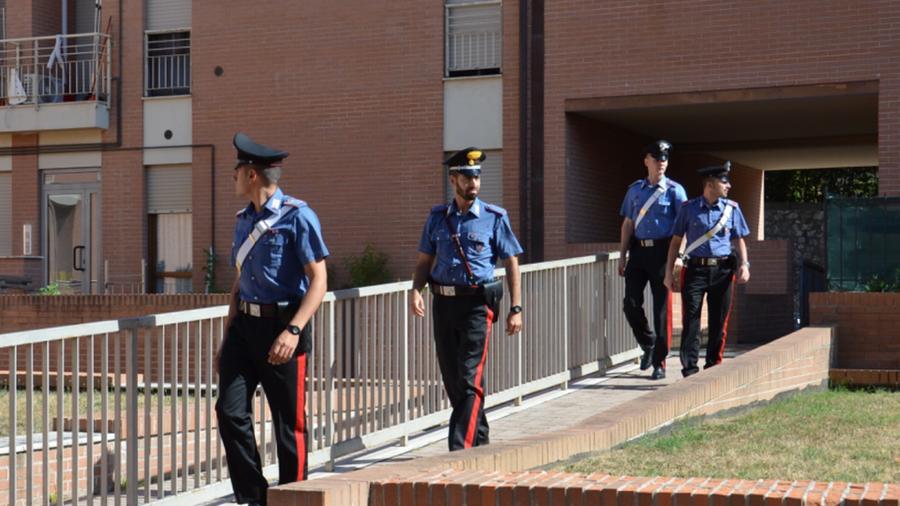 Siliqua, lancia mobili e suppellettili contro il nonno: arrestato