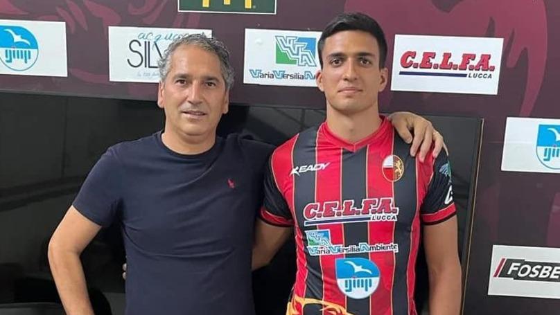 Il Ds Deoma con Francesco Benassai 25 anni 50 presenze e un gol con la maglia granata del Pontedera