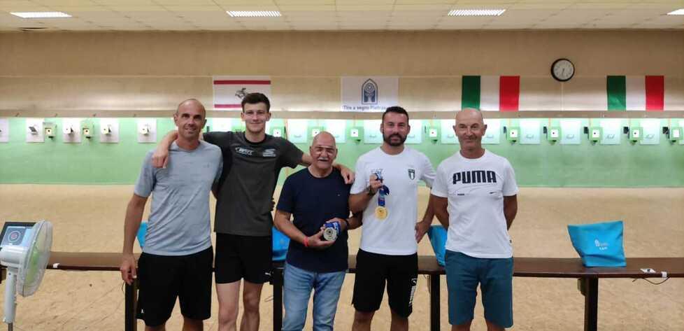 La foto di gruppo al tiro segno di Pietrasanta