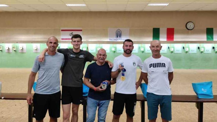 La foto di gruppo al tiro segno di Pietrasanta