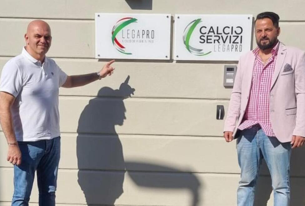 L'ad Luigi Cinelli e il direttore generale Pierluigi Petritola davanti alla sede della Lega Pro