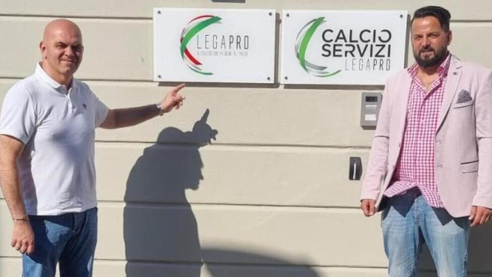 L'ad Luigi Cinelli e il direttore generale Pierluigi Petritola davanti alla sede della Lega Pro
