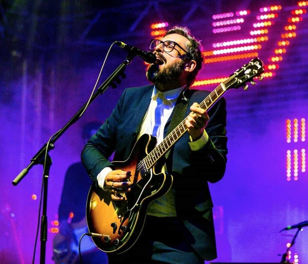 Dario Brunori durante un concerto