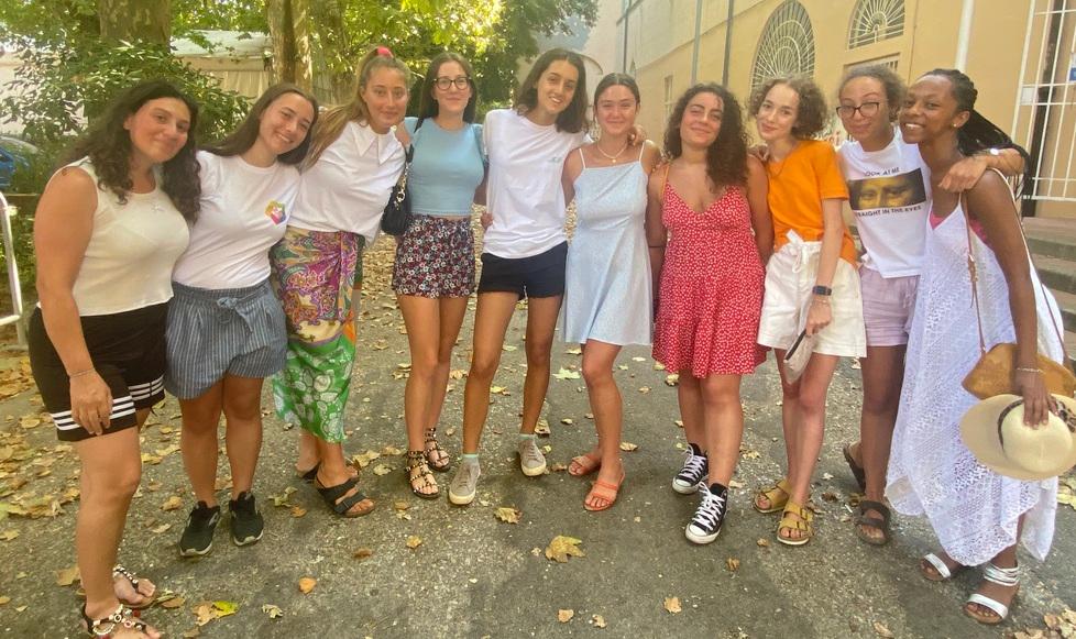 Le  studentesse della quinta sorridenti due giorni fa sotto alle finestre del liceo Cecioni
