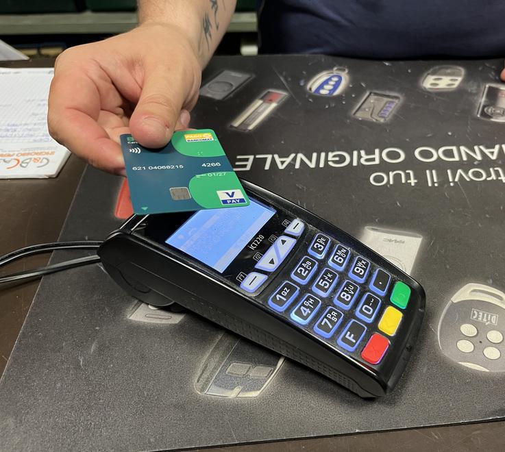 Paghi col Pos? C’è l’aumento ecco i furbetti anti-bancomat 