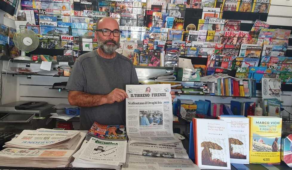 AlessandroCarniani nella sua edicola di piazza del Terzolle