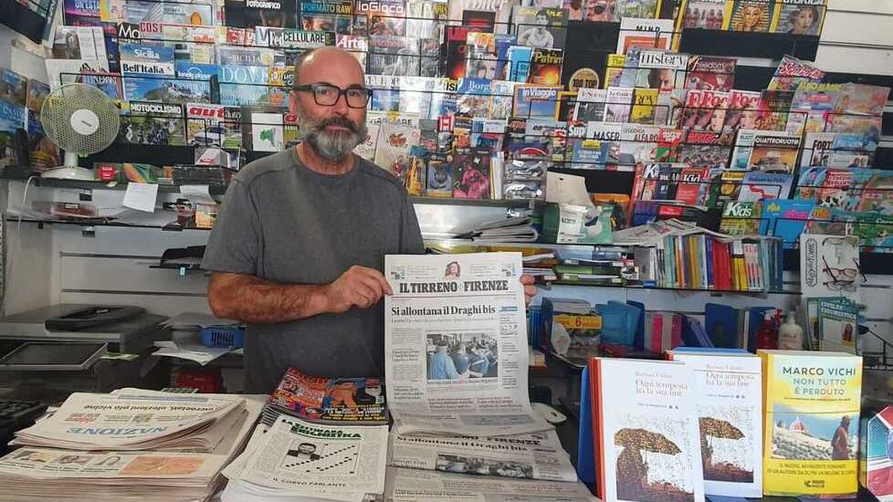 AlessandroCarniani nella sua edicola di piazza del Terzolle