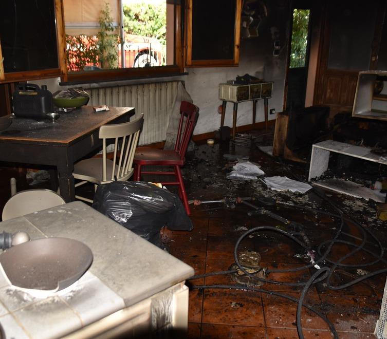 Dà fuoco a una casa per un debito e fugge. Fermato a Bologna 