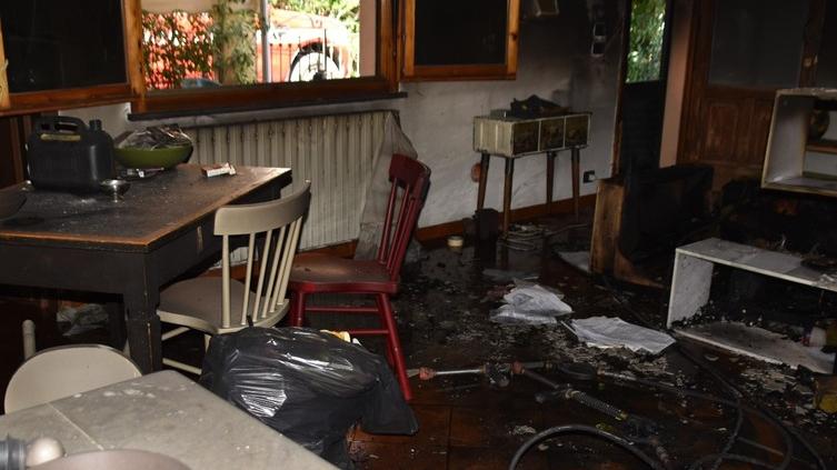 Dà fuoco a una casa per un debito e fugge. Fermato a Bologna
