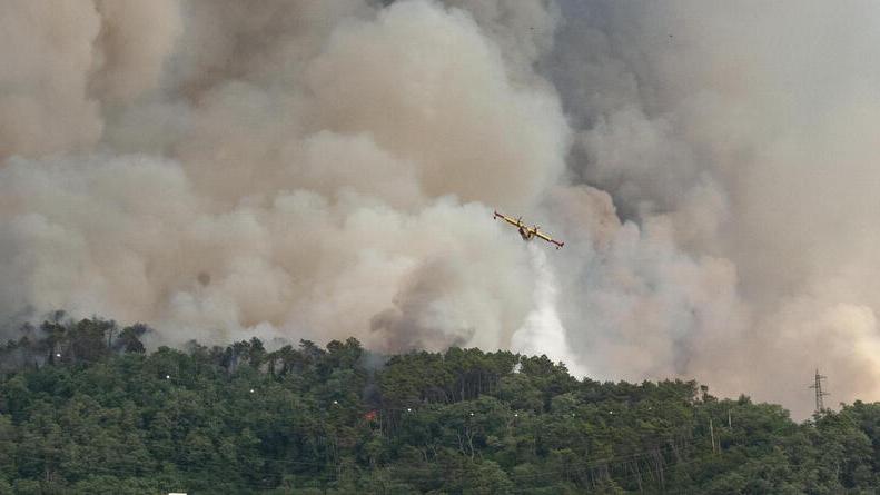 Le fiamme mangiano le case: «Un disastro, ci rialzeremo»