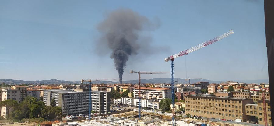 Firenze, spaventoso incendio all’Argingrosso visibile da tutta la città