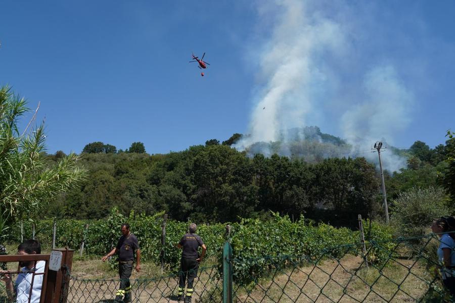 
	L'incendio sopra la frazione di Forcoli, con i lanci dell'elicottero (foto Silvi)

