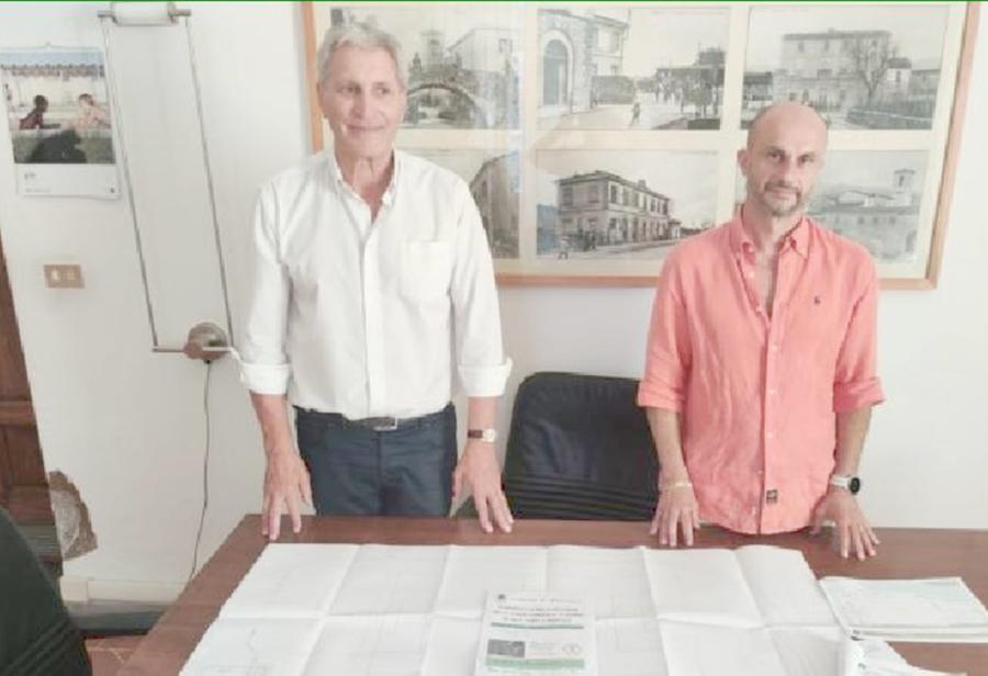 
	Da sinistra Ferdinando Betti sindaco di Montale e l'assessore ai Lavori pubblici Alessio Guazzini mostrano i progetti presentati durante la conferenza stampa

