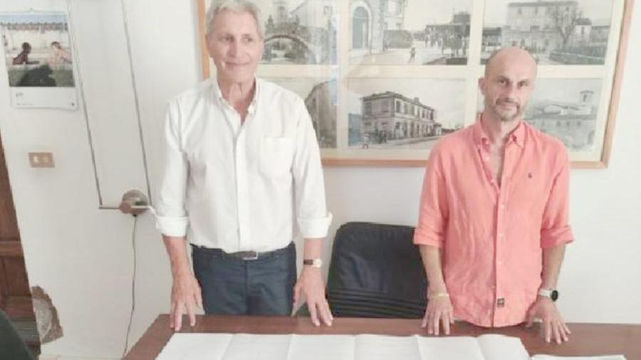 Da sinistra Ferdinando Betti sindaco di Montale e l'assessore ai Lavori pubblici Alessio Guazzini mostrano i progetti presentati durante la conferenza stampa