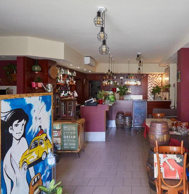 L’interno del ristorante di via Tinaiae, a destra, una foto di Gianni Gesualdi, l’elettricista morto ieri